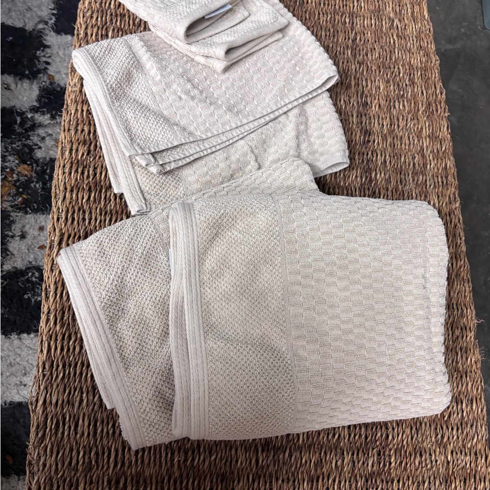 Light Tan Textured Towel Set w/Matching Bathroom Rugs